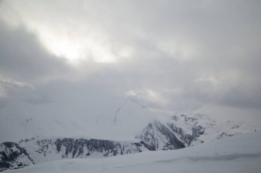 snowboard yokuş aşağı üzerine Bakırlı yamaç Yeni yağmış kar ile kapalı. Kafkas Dağları, georgia, resort gudauri Kayak.