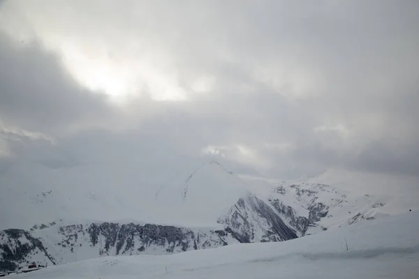 snowboard yokuş aşağı üzerine Bakırlı yamaç Yeni yağmış kar ile kapalı. Kafkas Dağları, georgia, resort gudauri Kayak.