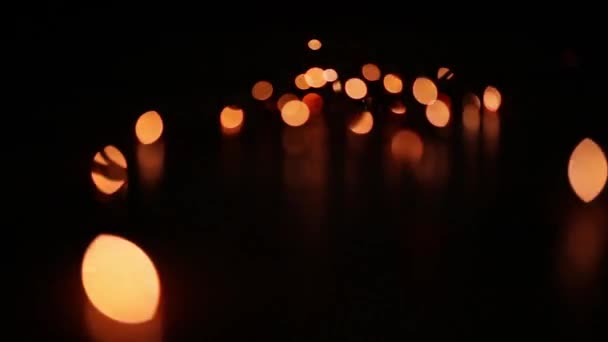 Guirlandes de Nouvel An clignotantes texturées sur un fond sombre .