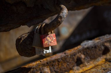 Paslı demirdeki aşıkların kilitleri