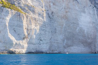 Mavi berrak suyu olan deniz körfezi.