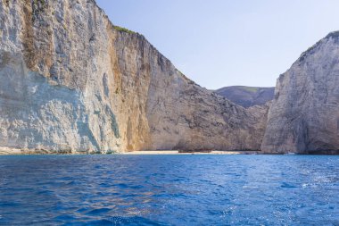 Zakynthos adasındaki körfez, kıyıdaki bir yatın manzarası.