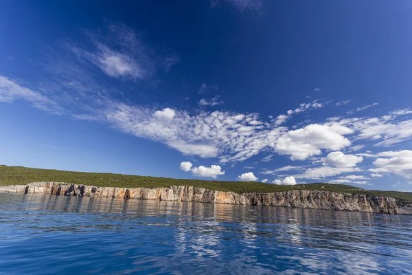 View from the sea to the rocky shore — Stock Photo, Image