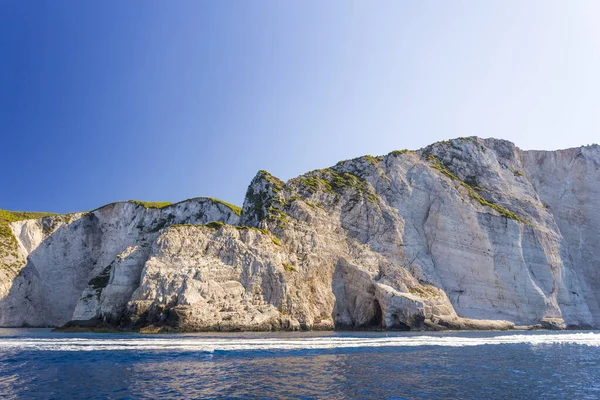 Zicht op de baai vanaf zee, in de buurt van Zakynthos, helder weer. — Stockfoto