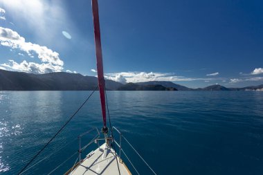 Yatın pruvasından denize ve dağlara bak.
