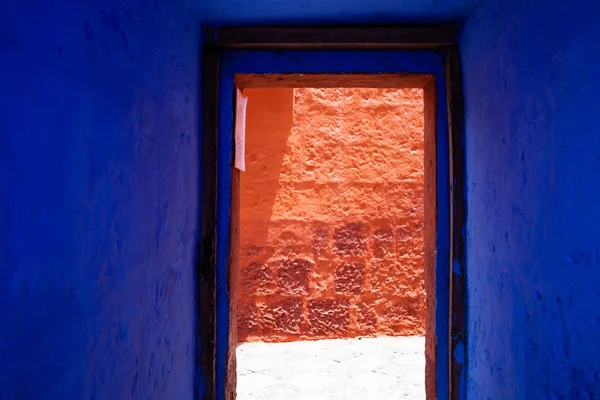 Blau, indigo, Tür mit Blick auf die rote Wand — Stockfoto