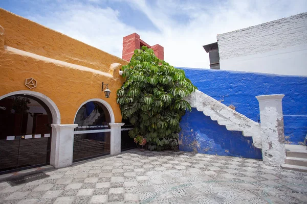 Pátio no mosteiro de Santa Catalina, Arequipa, Peru — Fotografia de Stock