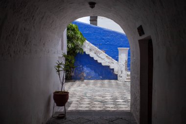 Kemerden mavi ve beyaz duvarın avlusuna bak ve Santa Catalina, Arequipa