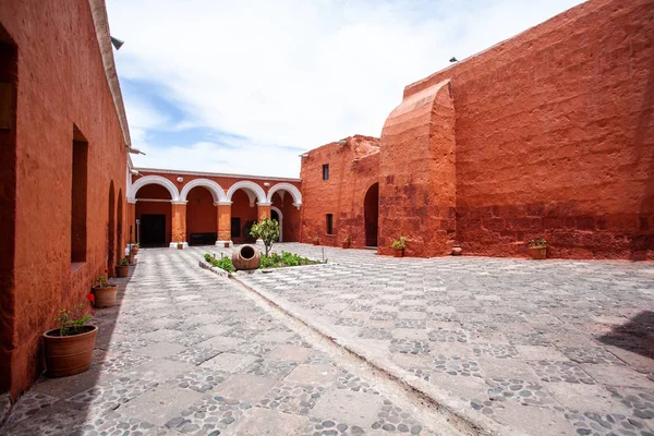 Rød gårdhave Kloster Saint Catalina, Arequipa, Peru - Stock-foto