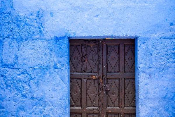 Stare drzwi, Klasztor Świętej Katalonii w Arequipa, Peru — Zdjęcie stockowe