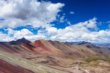 Peru 'nun Gökkuşağı Dağları. Peru And Dağları. Ausangate Dağı