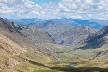 Ausangate Dağı. Peru 'nun gökkuşağı dağları. Peru And Dağları.