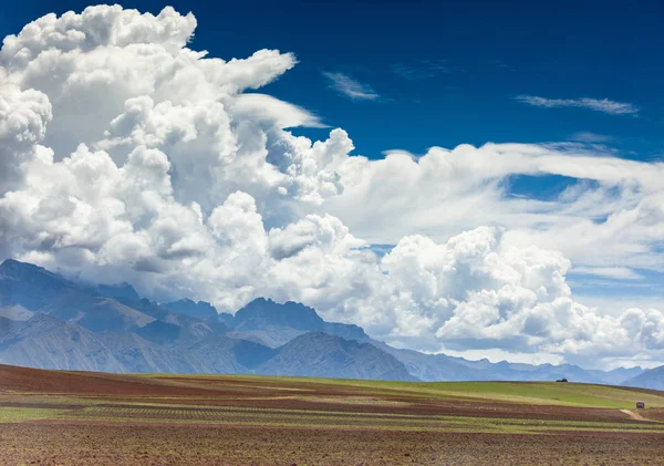 雲の中に山の景色。前景フィールド — ストック写真