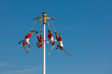 Teotihuacan, Meksika - 25 Kasım 2019: Ulusal kostümlü dört adam Volador, Meksika ritüel dansını gerçekleştirdi.