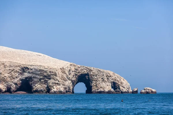 Rocas y arcos Islas Ballestas, Reserva Nacional Paracas, Perú — Foto de Stock