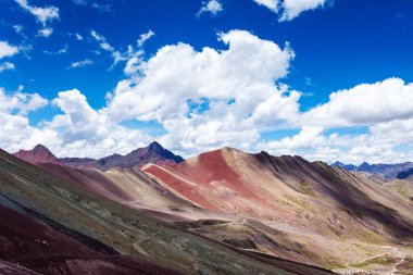 Peru 'nun gökkuşağı dağları. Cuzco şehrinin yakınlarında. Peru And Dağları. Ausangate Dağı. Ziyaret etmeye değer bir turizm yeri