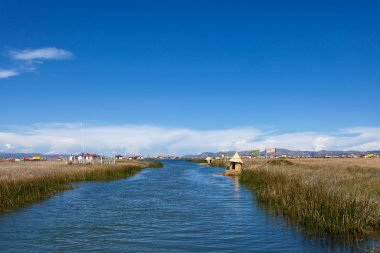 Titicaca Gölü 'nden geçerek Islas Flotantes de los uros' a yaklaşın. La Paz, Puno, Peru