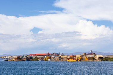 Güney Amerika, Peru 'daki Titicaca Gölü' nde yüzen Uros adaları üzerinde köy manzarası.