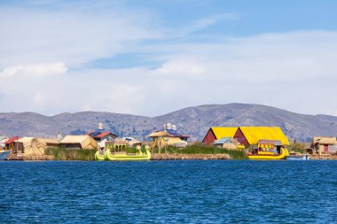 Güney Amerika, Peru 'daki Titicaca Gölü' nde yüzen Uros adalarının manzarası.