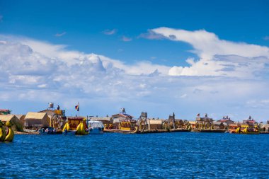 Peru, Güney Amerika 'daki Titicaca Gölü' ndeki Uros adalarına uzaktan bir bakış..