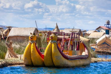 Turistler için geleneksel sazlık teknesi, Peru, Güney Amerika 'daki Titicaca gölünde yüzen Uros adaları.