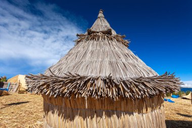 Güney Amerika, Peru 'daki Titicaca Gölü' nde, yüzen Uros adalarında geleneksel kamış evleri..