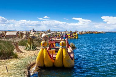 Turistler için geleneksel sazlık teknesi, Peru, Güney Amerika 'daki Titicaca gölünde yüzen Uros adaları.