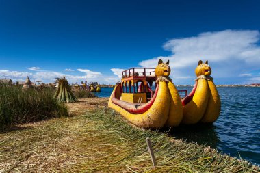 Turistler için geleneksel sazlık teknesi, Peru, Güney Amerika 'daki Titicaca gölünde yüzen Uros adaları.