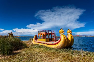 Turistler için geleneksel sazlık teknesi, Peru, Güney Amerika 'daki Titicaca gölünde yüzen Uros adaları.