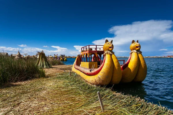 Close-up barco palheta tradicional como transporte para turistas, flutuando ilhas Uros no lago Titicaca no Peru, América do Sul . — Fotografia de Stock