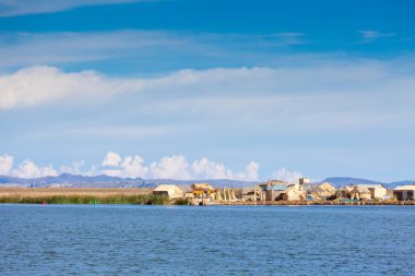 Güney Amerika, Peru 'daki Titicaca Gölü üzerinde yüzen adaların manzarası.