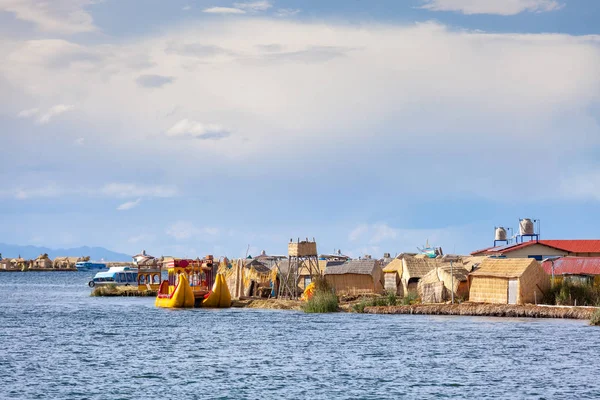 View of floating islands on Lake Titicaca in Peru, South America. — 스톡 사진