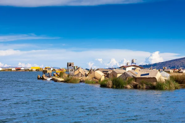 Vista de perto das ilhas flutuantes de Uros no Lago Titicaca no Peru, América do Sul . — Fotografia de Stock