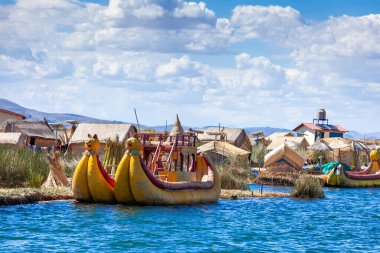 Turistler için geleneksel sazlık teknesi, Peru, Güney Amerika 'da Titicaca Gölü' nde yüzen Uros adaları..