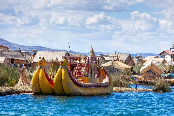 Turistler için geleneksel kamış teknesi, Güney Amerika, Peru 'daki Titicaca Gölü' nde yüzen Uros adaları.