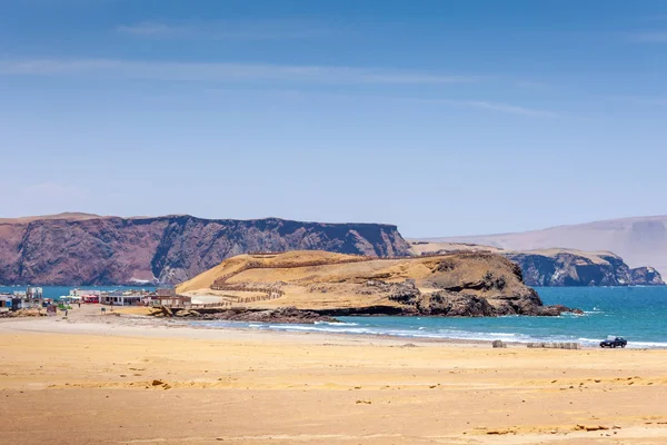 Paracas National Reserve, kleurrijk zand, woestijn heuvels, uitkijkpunt op in de buurt van het rode strand Playa Roja, Pisco, Peru. — Stockfoto