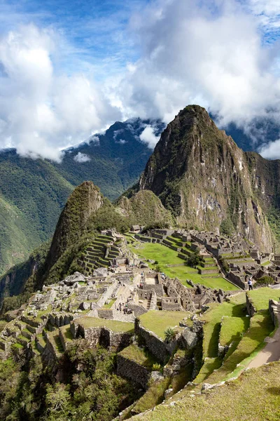 Machu picchu view, vertical orientation, blue sky in the clouds, Peru. — Stock Photo, Image