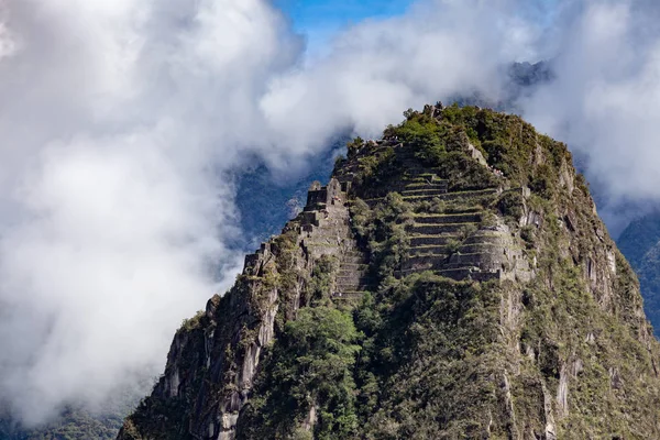 Wayna Pikchu close-up, terasy na vrcholu v oblacích, Machu Picchu, Peru. — Stock fotografie