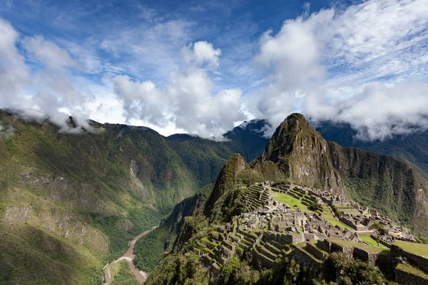Pohled na Machu Picchu, klasický pohled, řeka Urubamba, Peru. — Stock fotografie