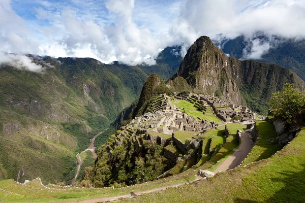Terasın ön planında Machu Picchu 'nun görüntüsü, Peru. — Stok fotoğraf