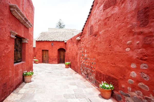 Ruas internas em mosteiro Santa Catalina, Arequipa, Peru, parede velha cor terracota . — Fotografia de Stock