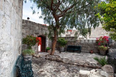 Tenha bir yer, dinlenmek için bir yer Santa Catalina, Arequipa, Peru 'da bir bank ve bir ağaç..