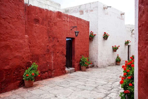 Terracota e paredes brancas de edifícios mosteiro de Santa Catalina, Arequipa, Peru . — Fotografia de Stock