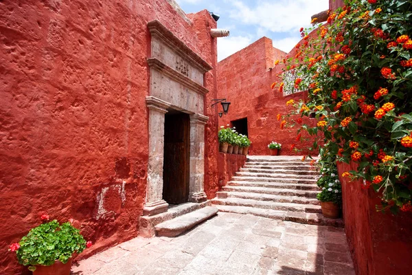 Rua estreita com o arco do mosteiro de Santa Catalina, Arequipa, Peru, flores em vaso ao redor — Fotografia de Stock