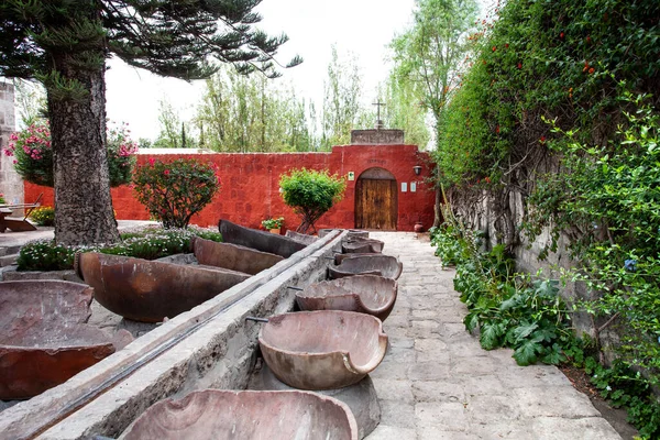 O jardim interno do mosteiro de Santa Catalina, Arequipa, Peru, uma fonte de grandes vasos de barro, dividido em duas metades . — Fotografia de Stock