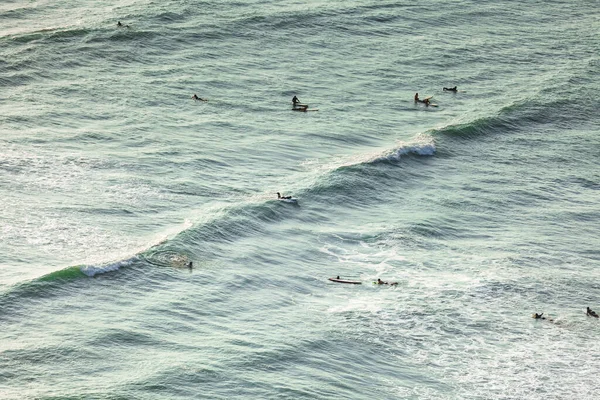 2019-12-07 Lima, Peru. Surfaři jezdit na vlnách, koncept relaxace ve městě. — Stock fotografie