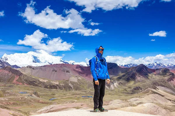 Peru 'nun Gökkuşağı Dağları' nın tepesinde mutlu bir adam duruyor. Peru And Dağları. Ausangate Dağı.