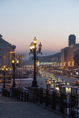 2017-01-18 Kyiv, Ukrayna. Sermaye, Avrupa Meydanı 'nın akşam manzarası, dikey yönelim.