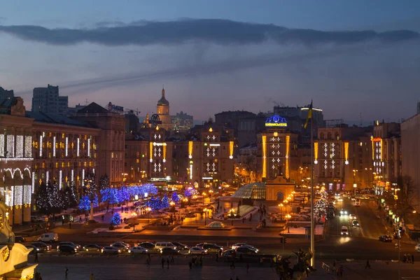 2017-01-18 Kyiv, Ukrayna. Kiev, Merkez Bağımsızlık Meydanı, akşam manzarası, yatay oryantasyon.