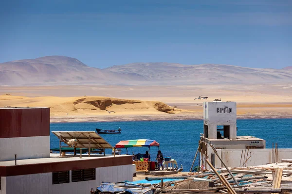 2019-12-05 Paracas Ulusal Rezervi, Peru. Körfez manzarası, binalar, çöl, tekne.